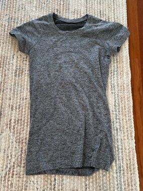 Lululemon short sleeve Chicago top
